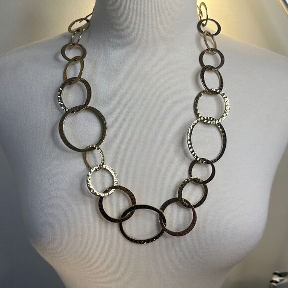 Hammered gold ring loop necklace - Picture 2 of 7